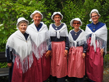 Waldensersonntag - Waldenserfrauen beim sonntäglichen Plausch